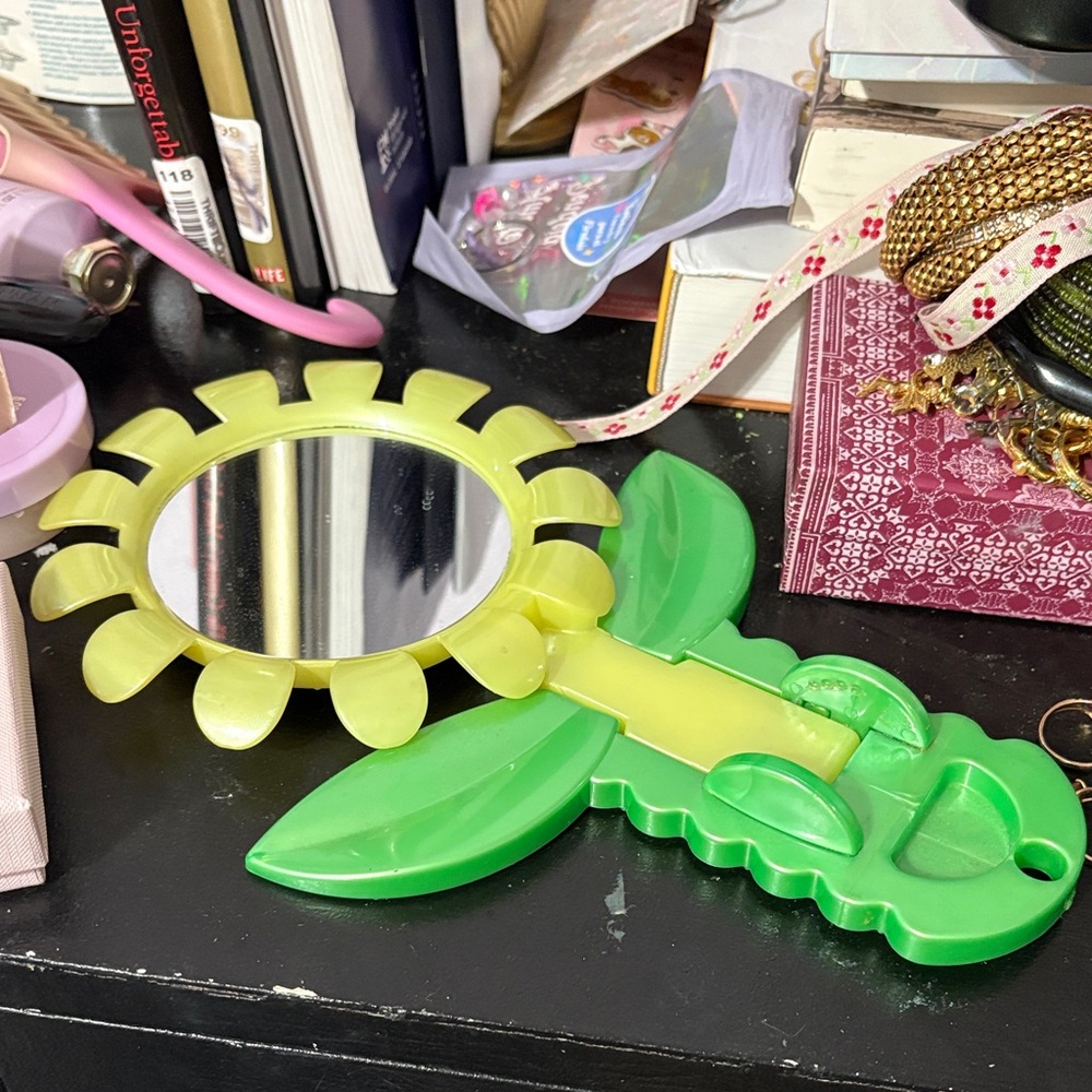 1960s Flower Design travel Mirror - Yellow and Green - Picture 2 of 2